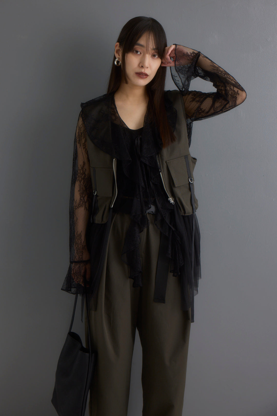 [予約/3点SET購入]シアーレースフリルカラーブラウス+チュールドッキングテックポケットチノベスト+テックベルトバレルチノパンツ