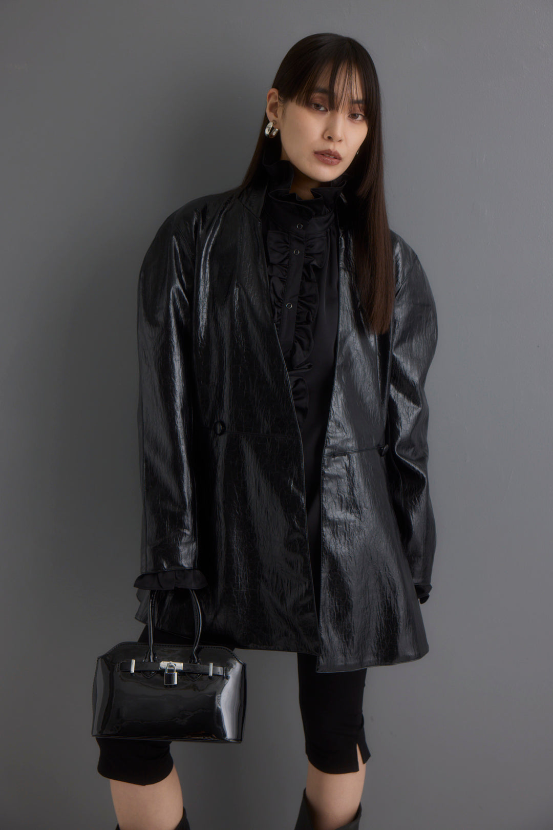 [予約/3点SET購入]ラウンドシェイプエナメルジャケット+フリュイドフリルブラウス+ストレッチカプリパンツ