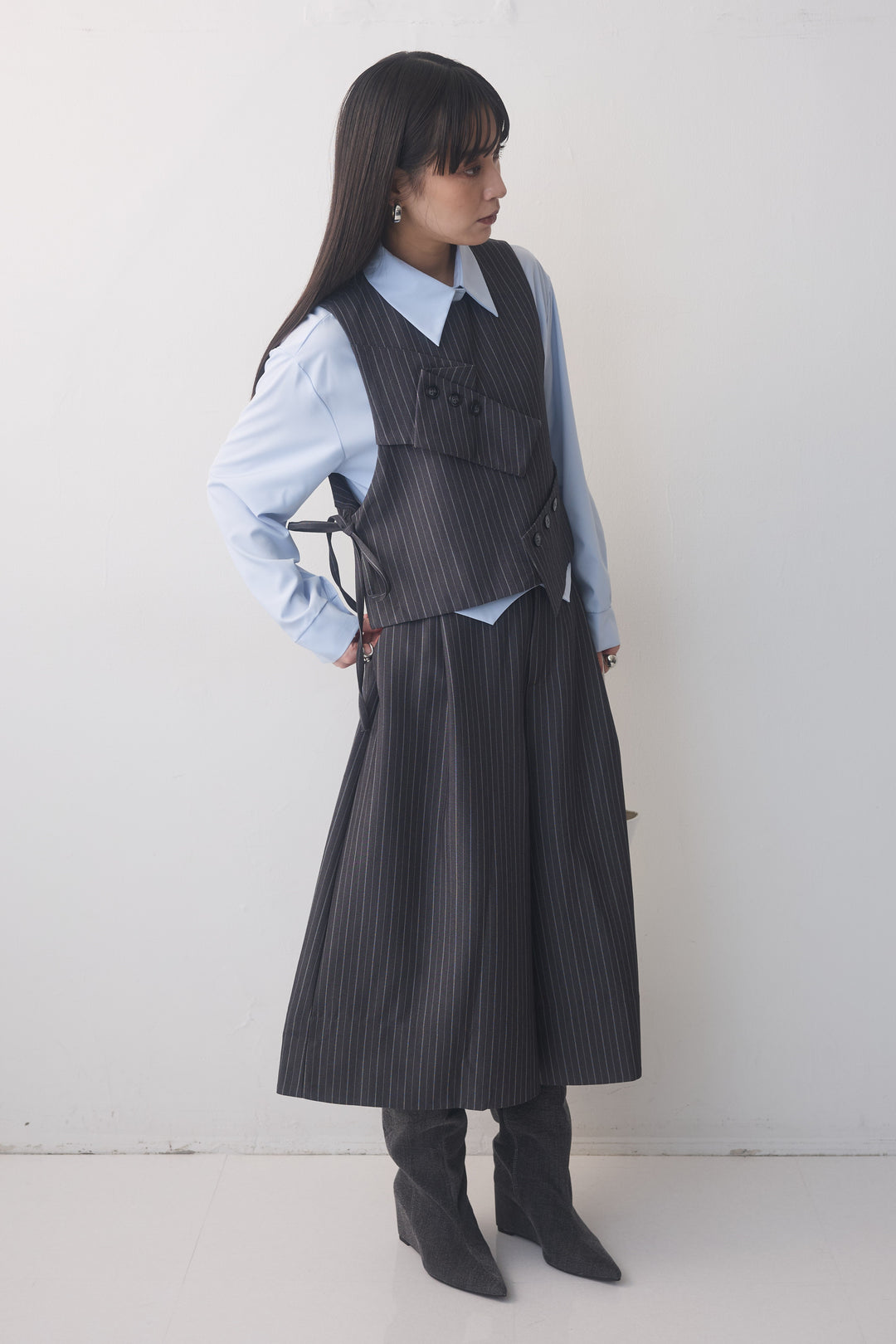 [予約/3点SET購入]シェイプドヘムシャツ+ピンストライプカフスデザインベスト+ピンストライプクロップドワイドパンツ