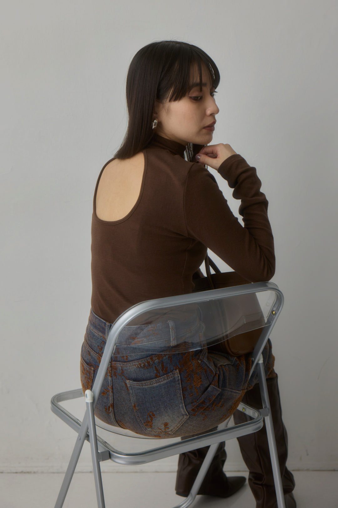 [予約/2点SET購入]バックオープンハイネックプルオーバー+フラワージャガードデニムパンツ